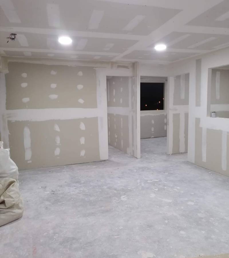 División de ambientes en sala con estructura drywall
