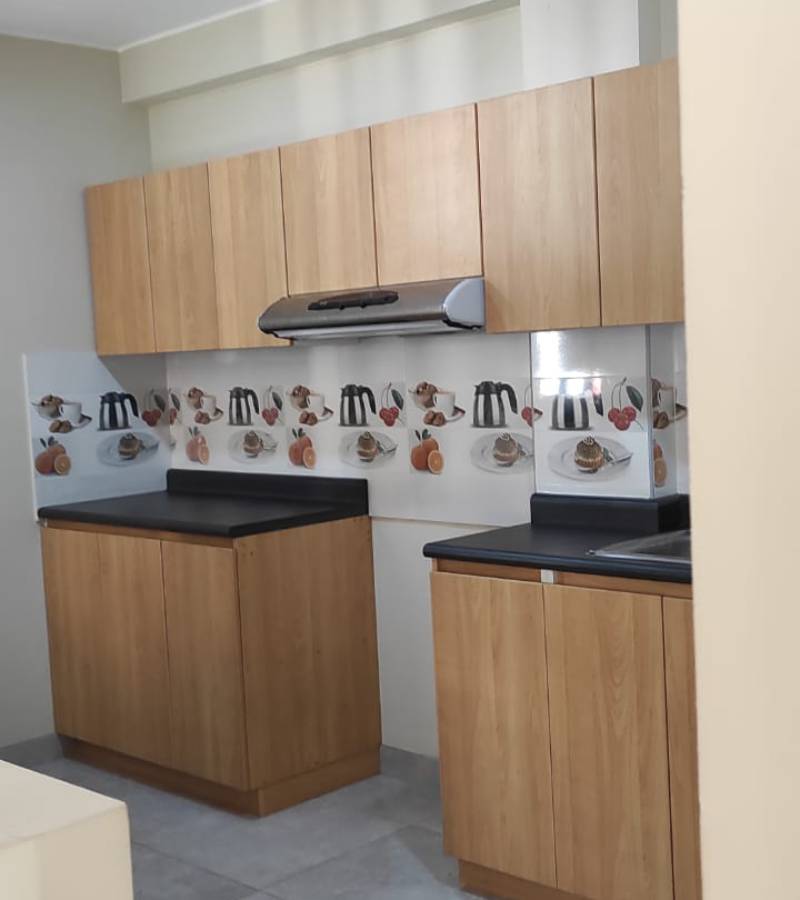 Cocina integral en melamina con acabado en madera clara