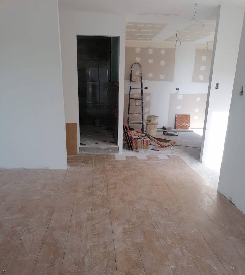 ared divisoria en drywall pintada de blanco en sala moderna