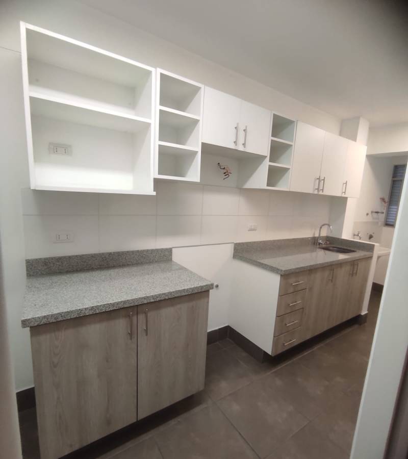 Diseño de mueble de cocina en melamina color blanco moderno