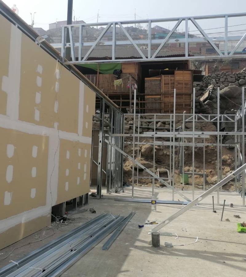 Montaje de muro de drywall con aislante acústico