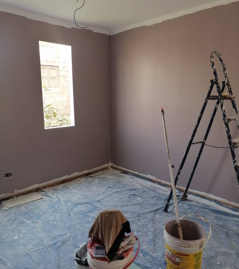 Fachada de casa hecha en drywall con pintura exterior blanca